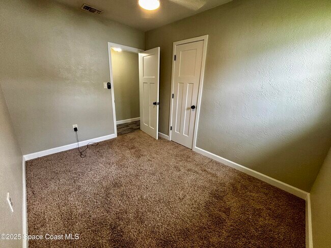 Building Photo - 1525 Island Dr