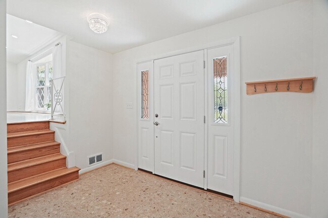 Building Photo - 6607 Lone Oak Dr