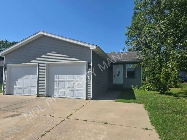 Building Photo - 4-Bedroom Duplex in Midland