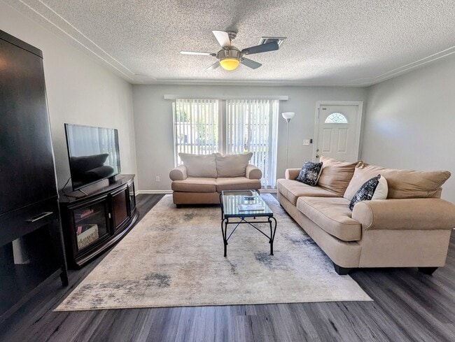 Building Photo - 1352 Riverside Cir
