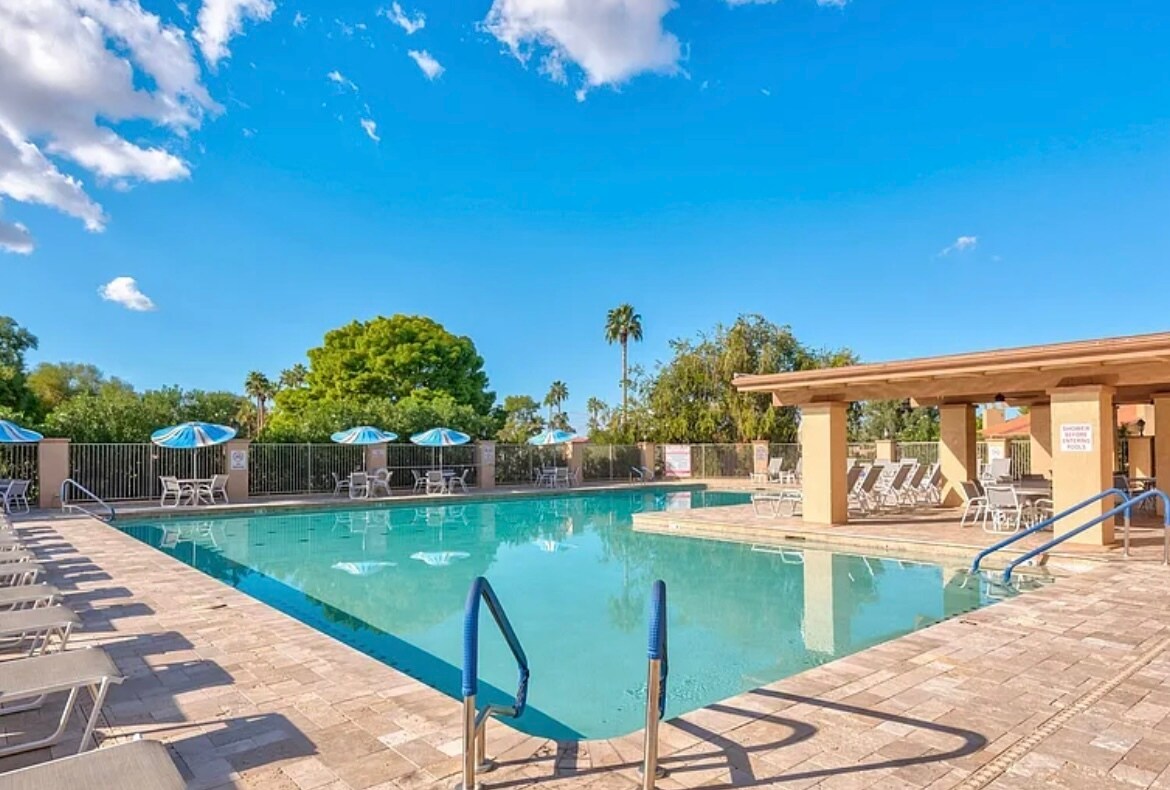 2 pools - 2071 Leisure World