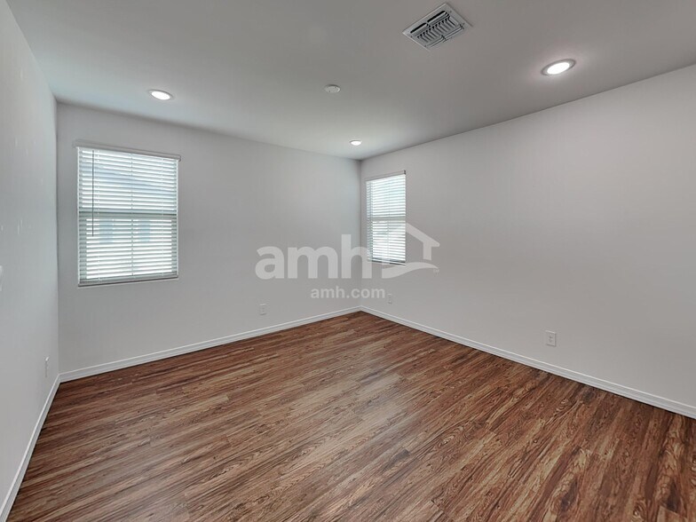 Building Photo - 15074 W Sherman St