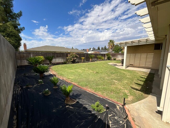 Building Photo - Beautiful Home in Established Fresno Neigh...
