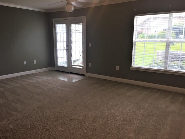 Building Photo - 734 Majestic Dr