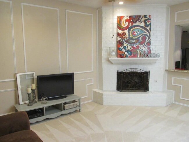 Building Photo - 114 Troy Ave