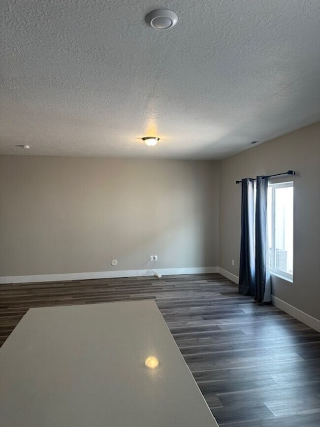 Building Photo - Amazing 3 bed, 2.5 bath with 2 car garage townhome!