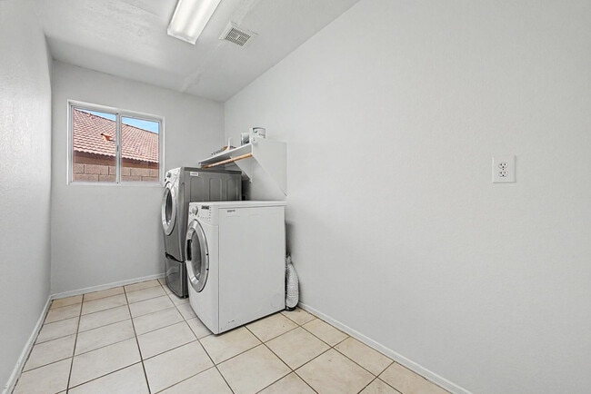 Building Photo - 1295 S Honeysuckle Ln