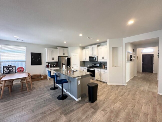 Building Photo - 4 Bed 2 Bath For Rent