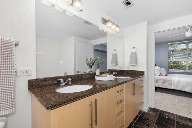 Building Photo - 54 Rainey St