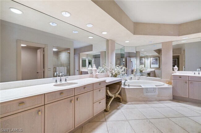 Building Photo - 8231 Bay Colony Dr