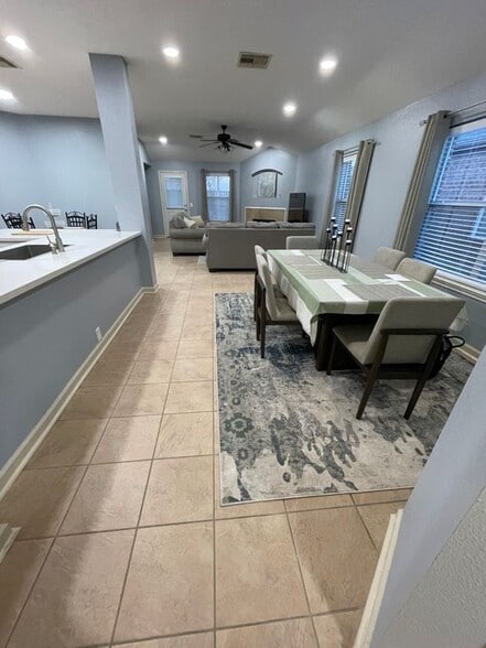 Building Photo - 5730 Baldwin Elm St