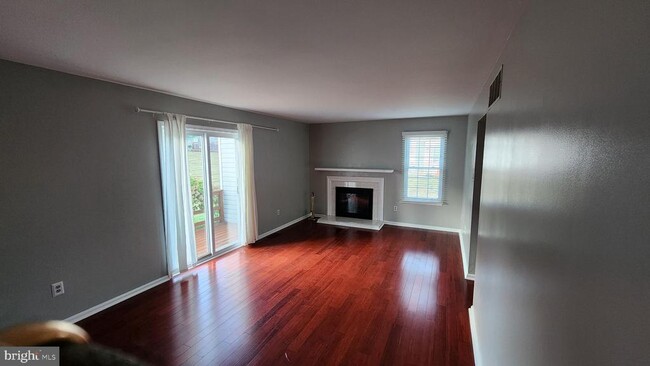 Building Photo - 500 Stratford Ct