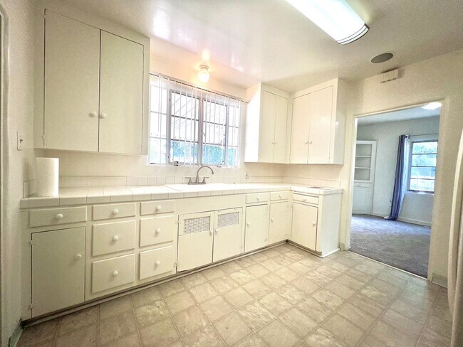Building Photo - Cozy 2-Bedroom Home in San Bernardino $2,6...