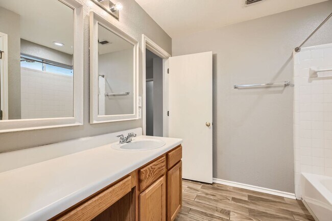 Building Photo - Adorable 3 bedroom off Shaenfield and 1604