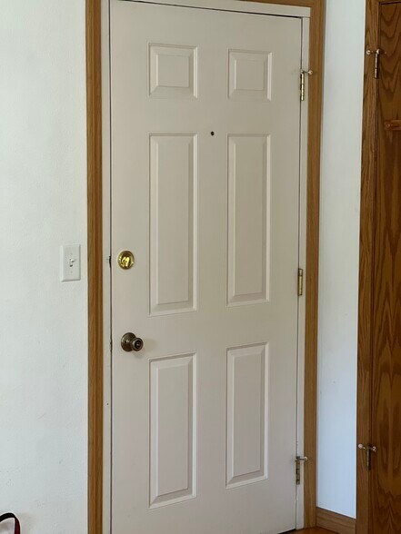 Front door to internal hallway of building - 2902 Shadow Creek Dr