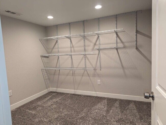 Building Photo - Desirable 3bdrm/3 bath in NW Longmont!