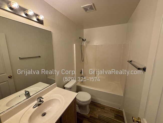 Building Photo - Beautiful 2-story 4-Bedroom, 2 Bath House with Loft for Rent (Green Valley)