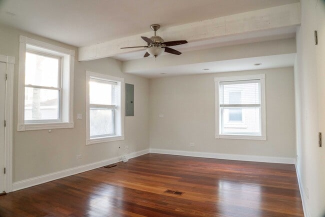 Building Photo - Gorgeous 5 Bedroom / 4 Full Bath Home along Chicago River