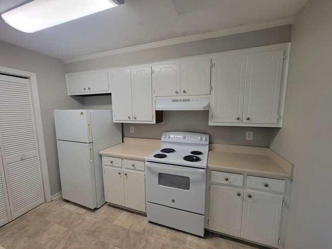 Building Photo - 3921 Miramar Dr Ext