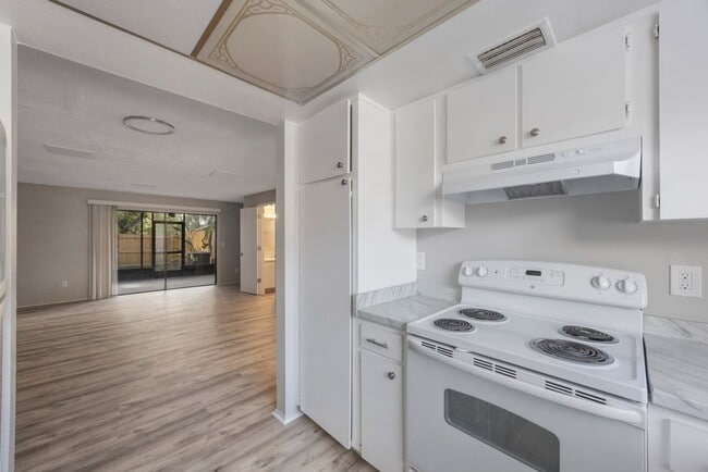 Building Photo - Renovated Town Home 2 bedroom 1.5 bath ** ...