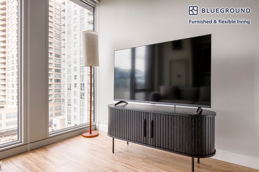 Building Photo - 165 N Desplaines St