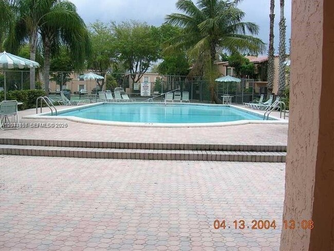 Building Photo - 10794 N Kendall Dr