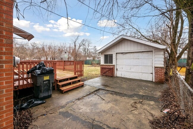 Building Photo - $1400 - Fully Renovated 3 Bed 1.5 Bath