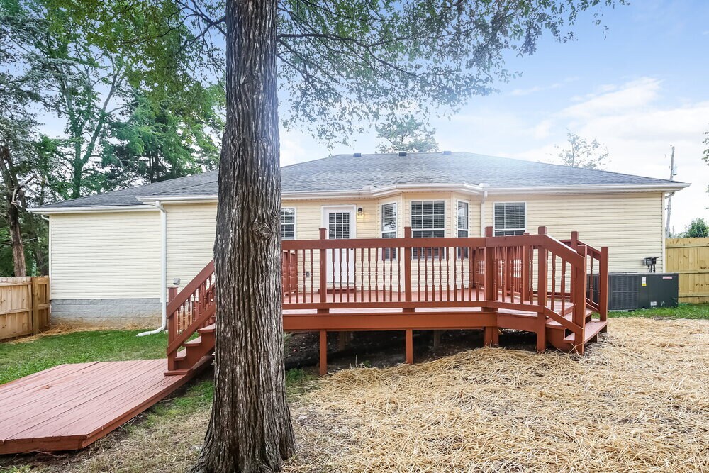 Building Photo - 300 Southlake Dr