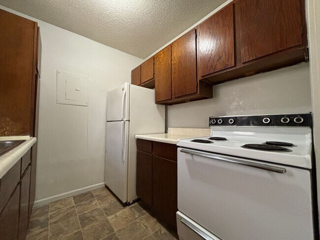 Building Photo - Studio Apartment at the Brookside Apartments!