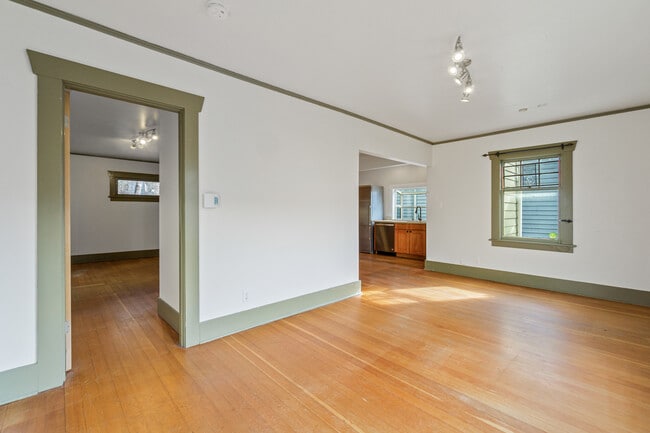 Building Photo - 950 Hiawatha Pl S