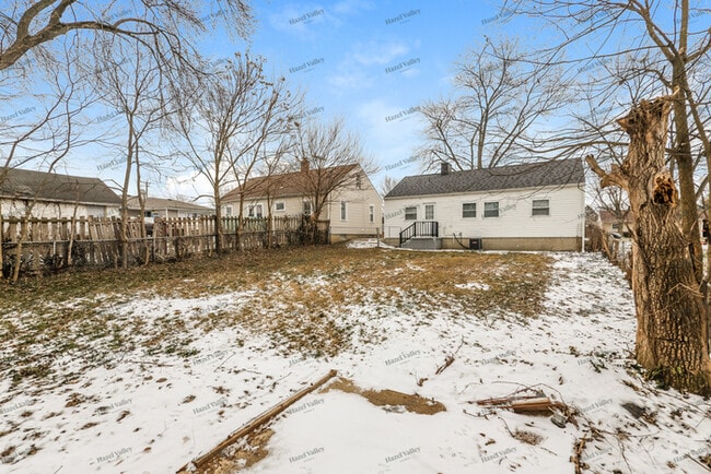 Building Photo - 869 S Maple Ave