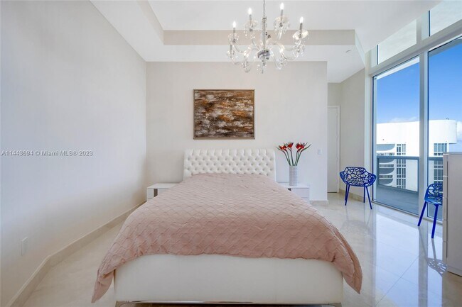 Building Photo - 15811 Collins Ave