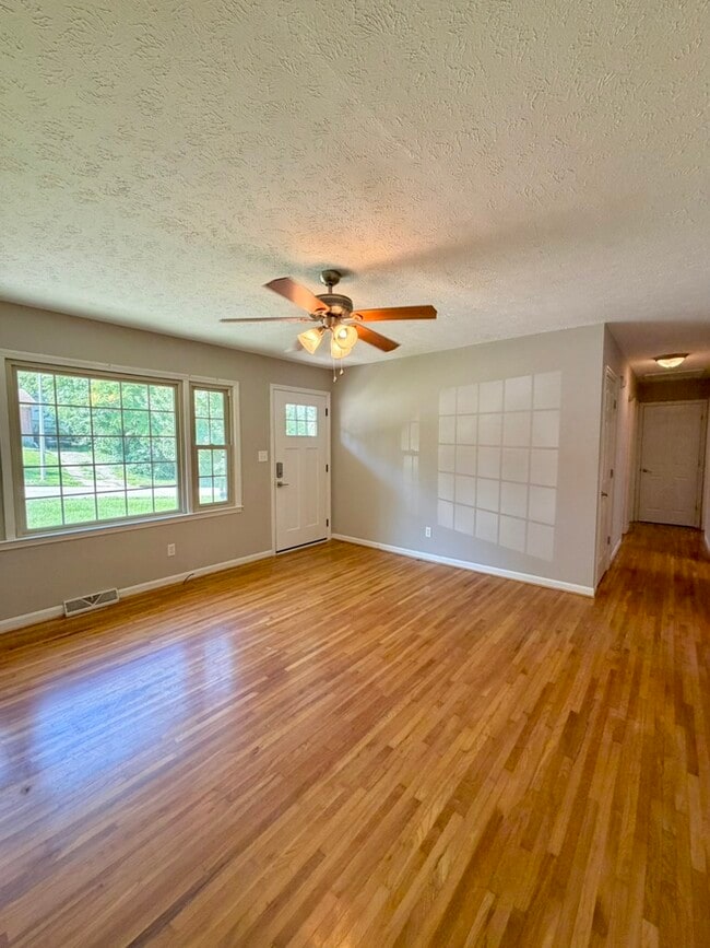 Building Photo - 3339 Sutherland Dr