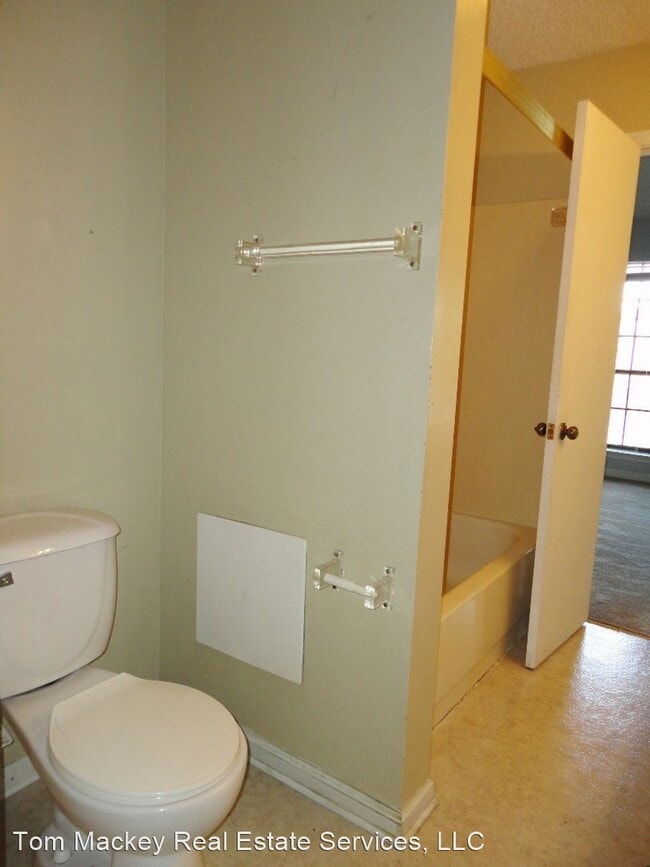 Building Photo - 2 br, 1.5 bath House - 402 LONGWOOD COURT #B