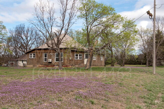 Building Photo - Charming 2-Bedroom 1-Bath + Bonus Room Far...