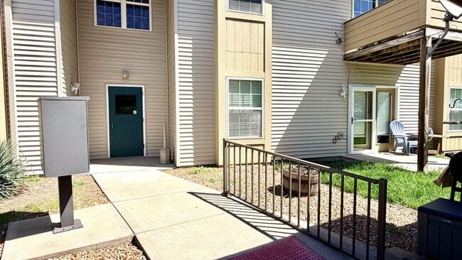 Building Photo - 1301 Tracy Ave