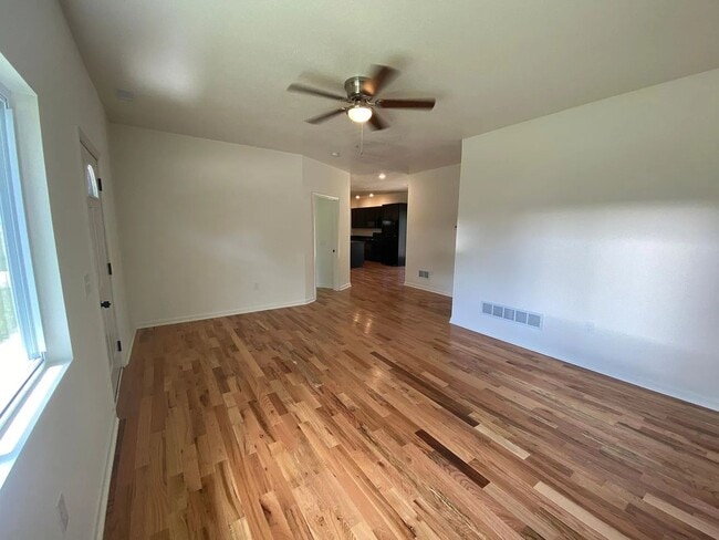 Building Photo - 610