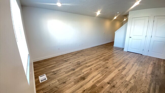 Building Photo - Modern 4 Bedroom Townhome in Cedar City. P...