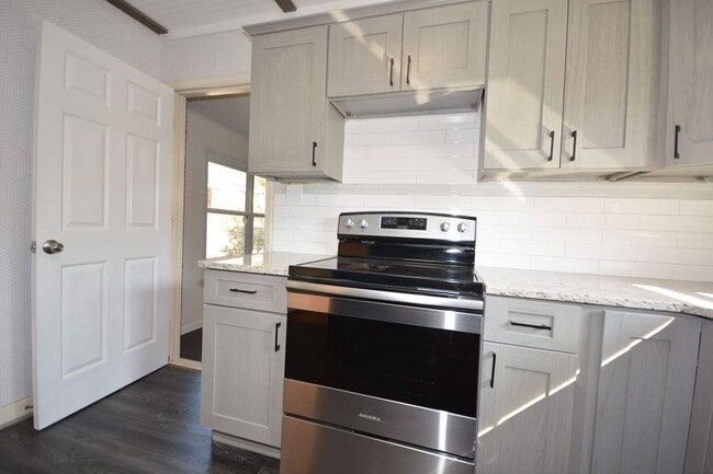 Building Photo - 4 Bed/3 full Bath home with fenced yard in 30904