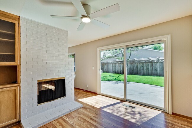 Building Photo - Welcome Home to Beautiful Cambrian Park Ne...