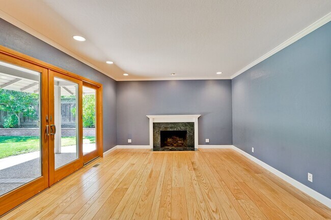 Building Photo - Excellent 3 Bedroom 2 Bath In A Great Neig...
