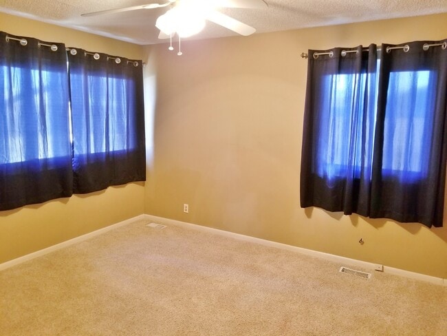 Building Photo - Big, nice ranch style home near major Tope...