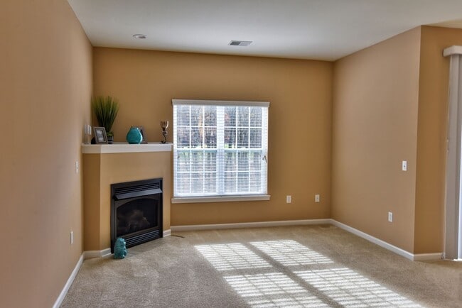 Building Photo - Second Floor Front View 2 Bedroom in a Gated Community!