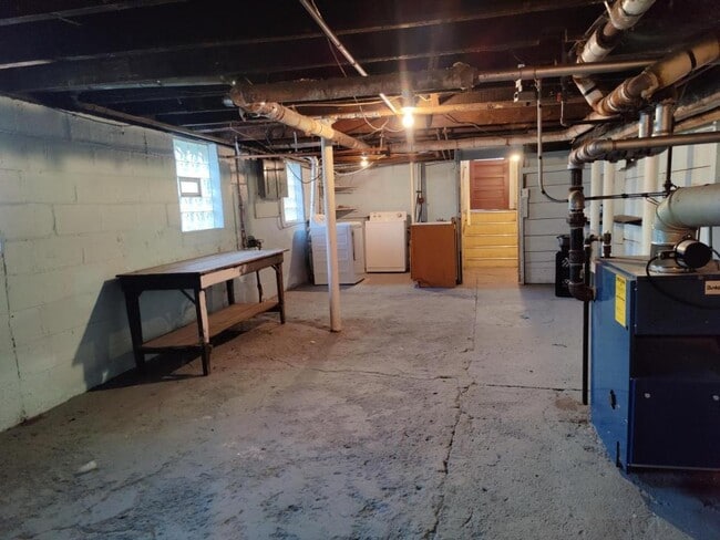 Building Photo - 205 Cedar St