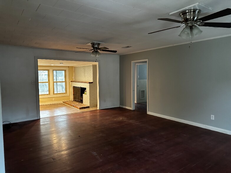 Building Photo - 1401 Springdale St