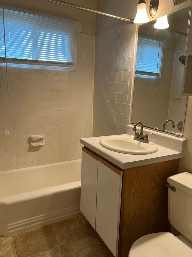 Building Photo - 4547 Mercier St