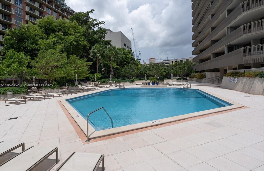Building Photo - 2901 S Bayshore Dr