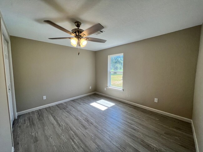 Building Photo - 2818 LA-14