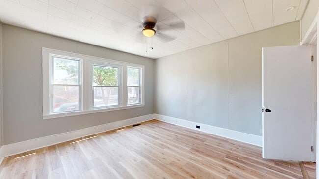 Building Photo - 3 Bed Single Family with Huge Kitchen and ...