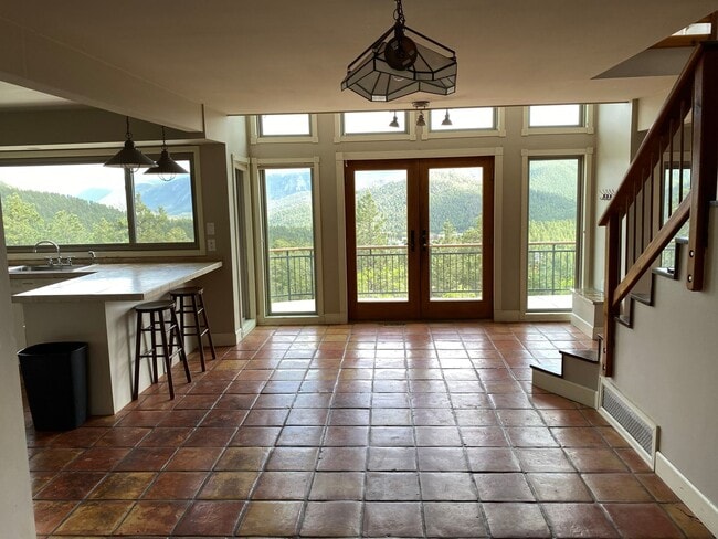 Building Photo - Mountain Views!